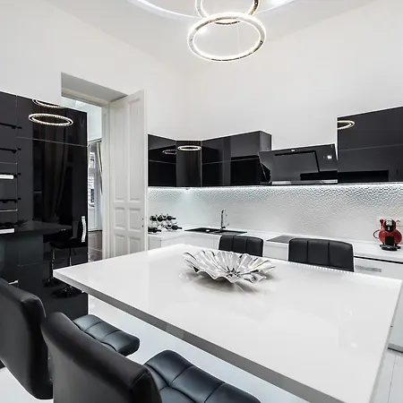 Opera Balkony Luxury With Free Parking *