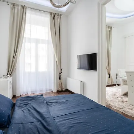 Opera Balkony Luxury With Free Parking Apartmán *