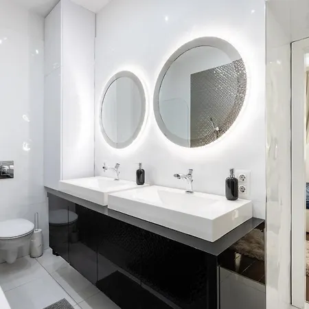 Opera Balkony Luxury With Free Parking Apartmán