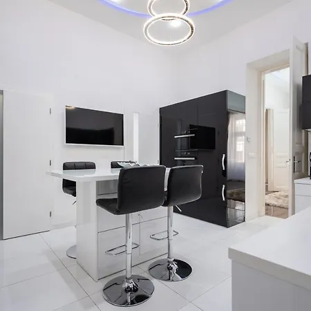 Apartmán Opera Balkony Luxury With Free Parking
