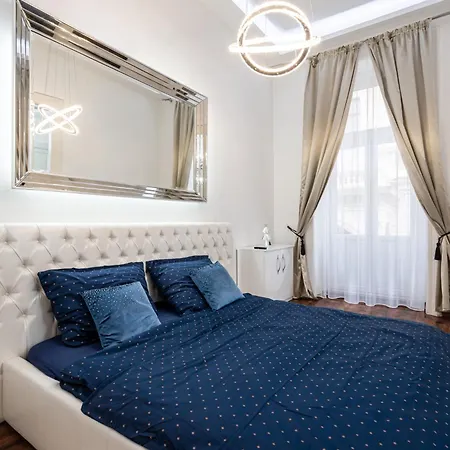 Opera Balkony Luxury With Free Parking Apartmán