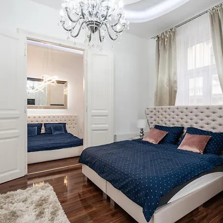 Opera Balkony Luxury With Free Parking Apartmán