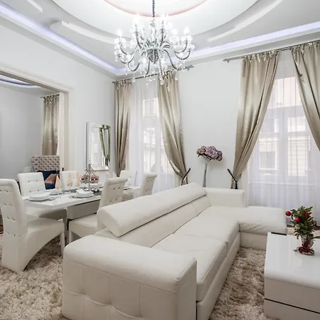 Opera Balkony Luxury Apartament *