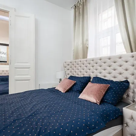 Opera Balkony Luxury With Free Parking Apartmán