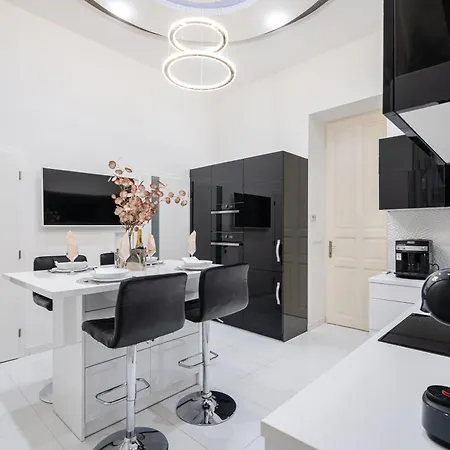 Opera Balkony Luxury With Free Parking Budapest